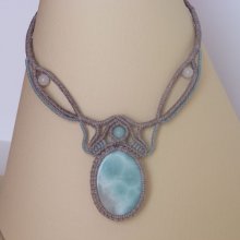 Collar de micromacramé gris topo/azul esmerilado con una gema natural en tonos suaves de blanco y azul claro como pieza central.